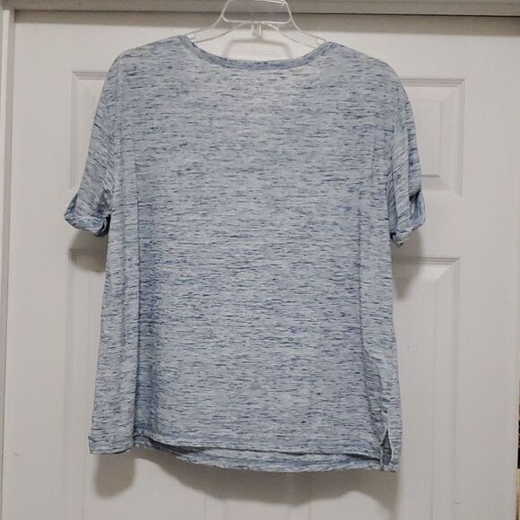 Women within gray top - Picture 2 of 7